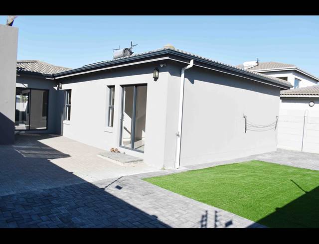 3 BEDROOM FREEHOLD TO LET IN PARKLANDS NORTH
